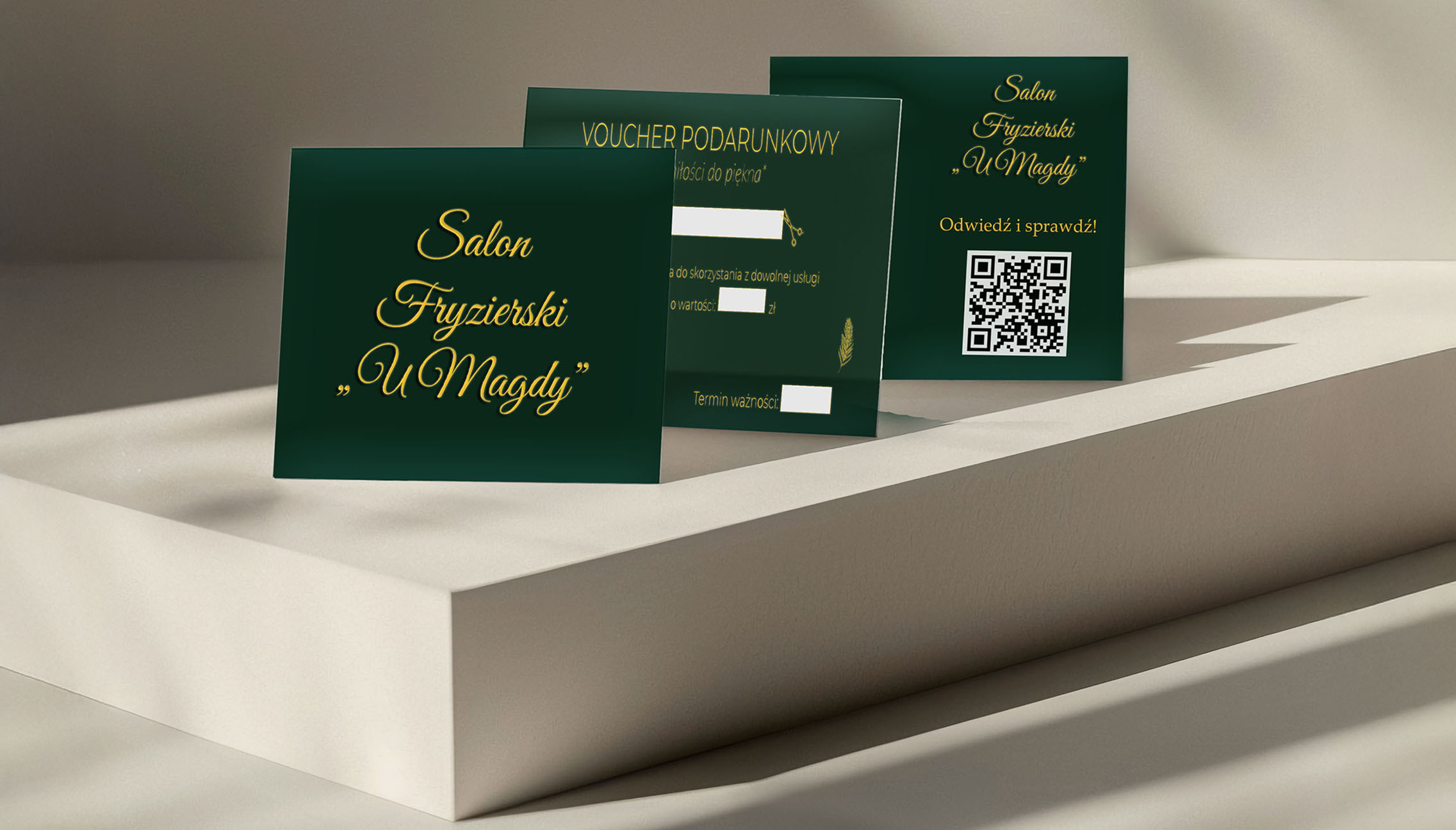 Mockup voucher w kopercie złotej