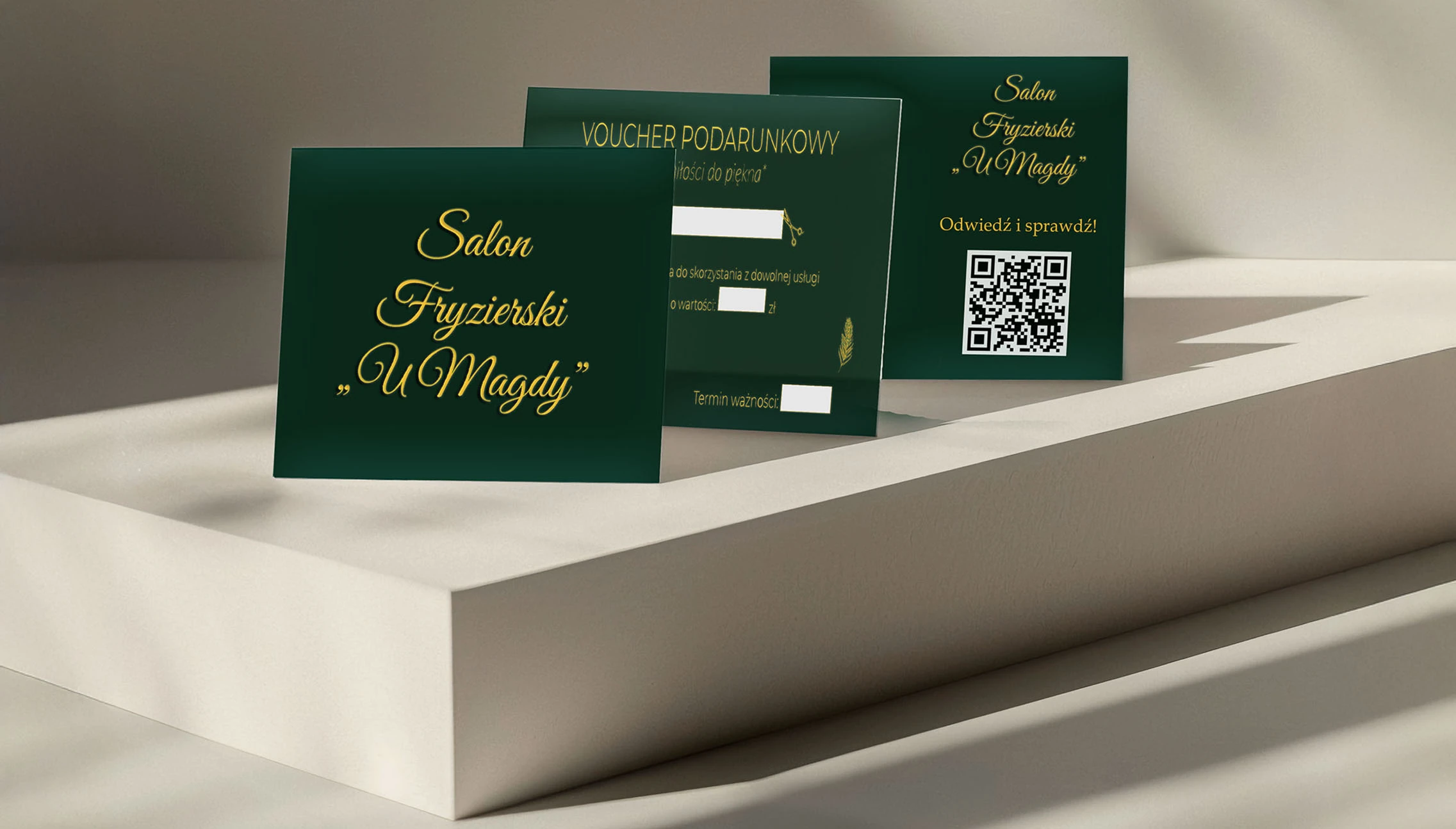 Mockup voucher w kopercie złotej